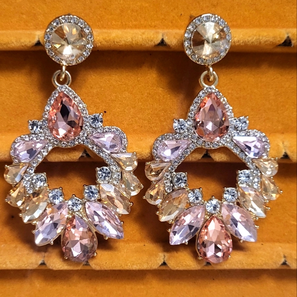 RAELY - RHINESTONE
STATEMENT DROP
EARRINGS (CHAMPAGNE/PINK)